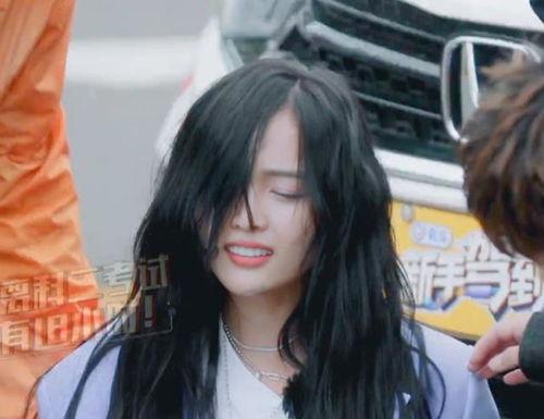 明星网红不小心摔倒,网友热议安全与关注