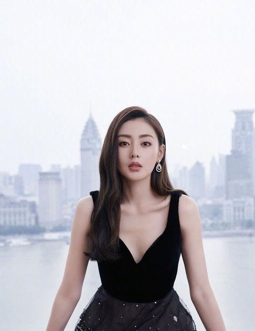 一线女明星网红,揭秘一线女明星网红的璀璨人生