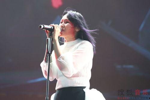 女明星网红在酒吧唱歌,网红女明星酒吧献唱魅力四射