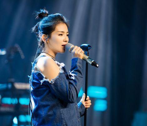 女明星网红在酒吧唱歌,网红女明星酒吧献唱魅力四射